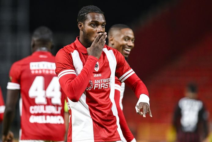 Ilenikhena nets winner for Royal Antwerp in stunning win over Barcelona