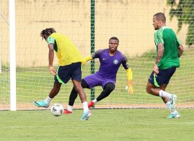 ‘I didn’t know Uzoho before coming to camp’ – Nwabili discusses goalkeeping rivalry ahead of CIV v Nigeria